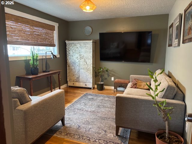 2130 Umpqua Road Woodburn, OR 97071 - Photo 4 of 21 a living room with furniture and a flat screen tv