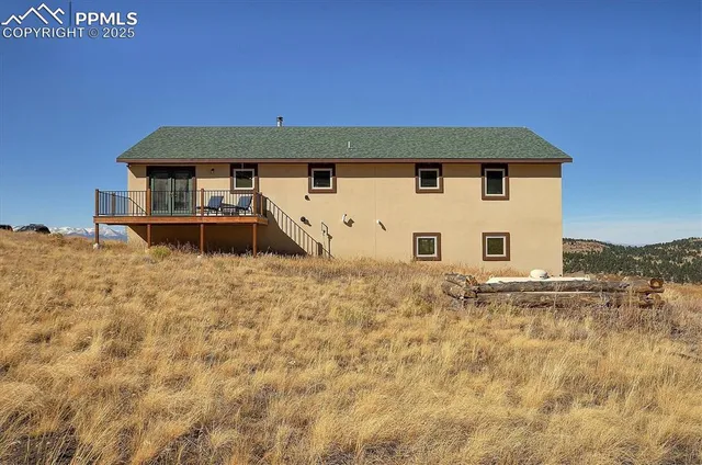 a view of a house with backyard