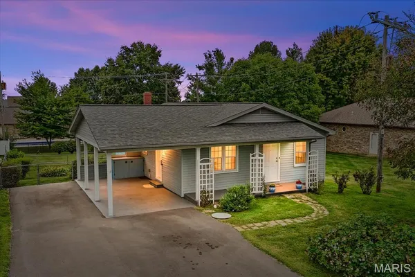 $225,000 | 513 North Moore Street, Waterloo, IL 62298