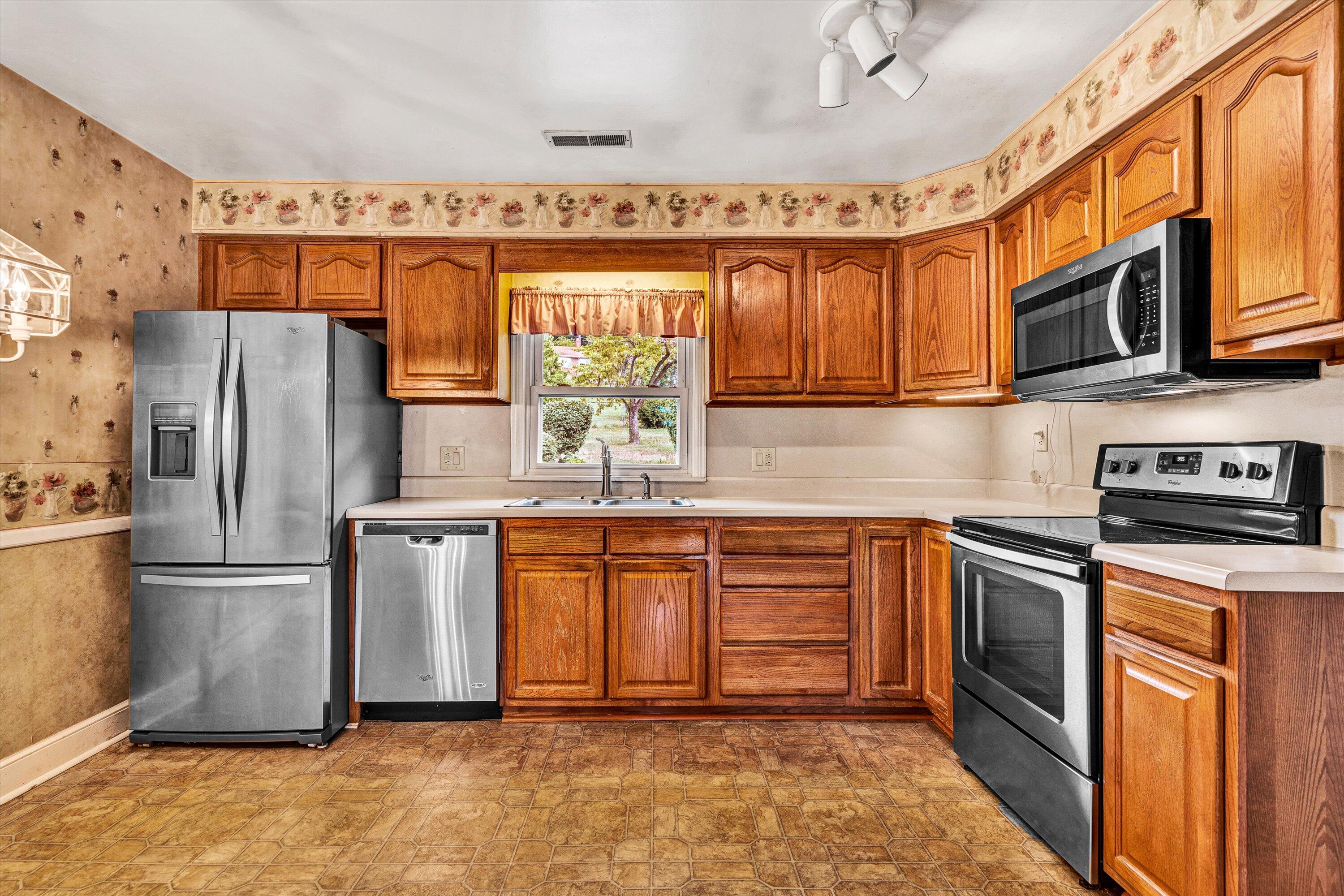 2433 Northminster Road Northwest Roanoke, VA 24012 - Photo 11 of 35 09-DSC04061