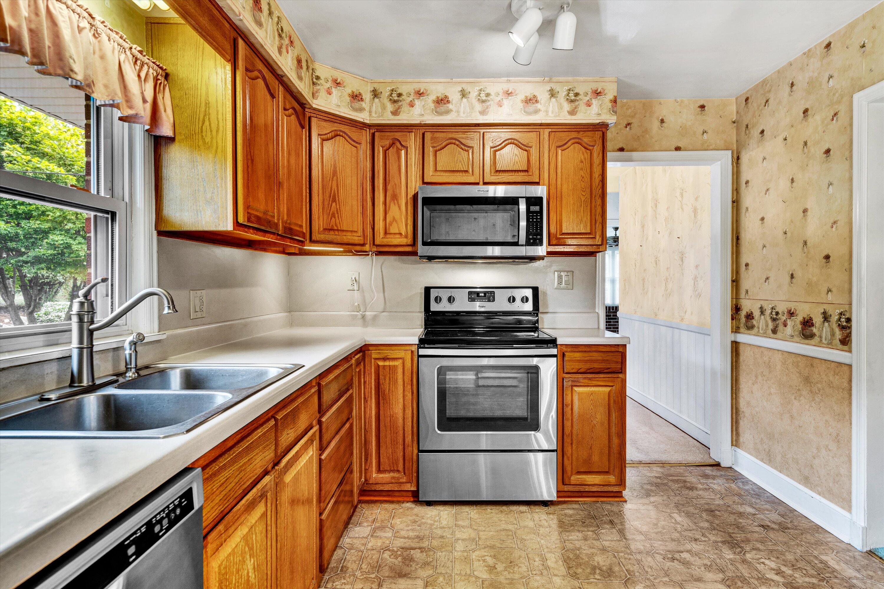2433 Northminster Road Northwest Roanoke, VA 24012 - Photo 12 of 35 10-DSC04067