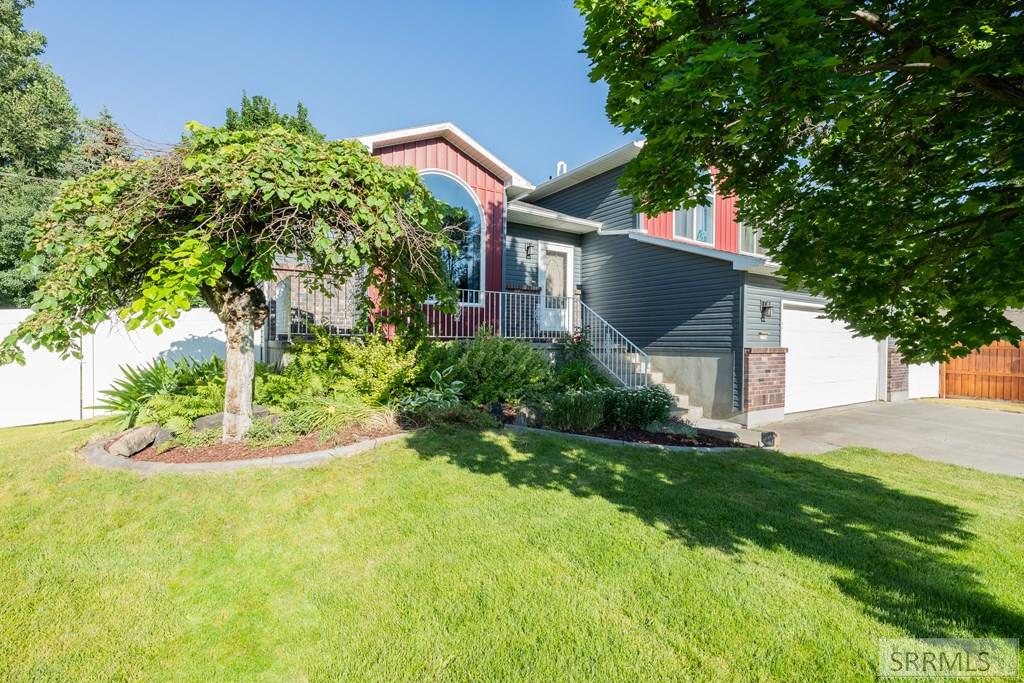 2755 Ridgecrest Drive Idaho Falls, ID 83404 - Photo 3 of 48