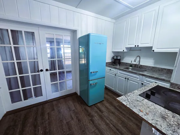 an empty room with windows and ceiling fan