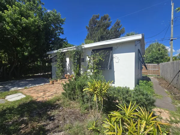 $2,590 | 1115 South M Street, Lake Worth Beach, FL 33460