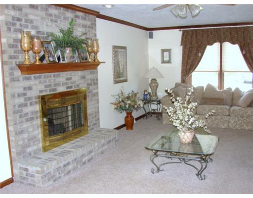 1492 Cathell Road Baldwin, PA 15236 - Photo 6 of 18 Den/Family/Great Room.