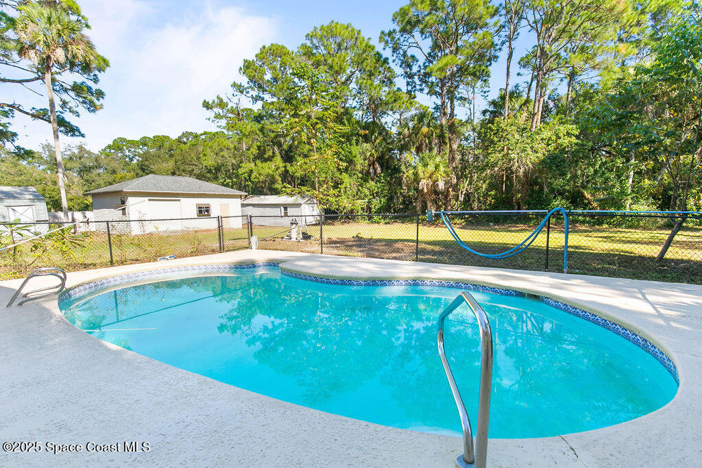 2524 Trotters Trail Cocoa, FL 32926 - Photo 34 of 46 a view of a swimming pool with an outdoor seating area
