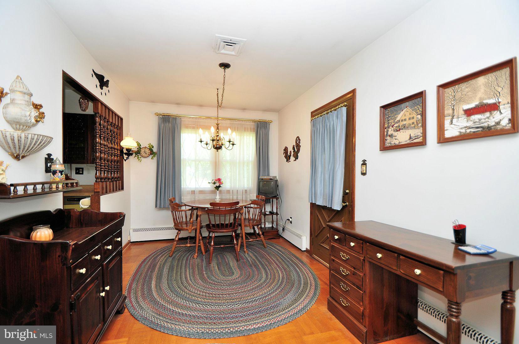 5902 Oakland Road Baltimore, MD 21227 - Photo 11 of 23 Dining Room