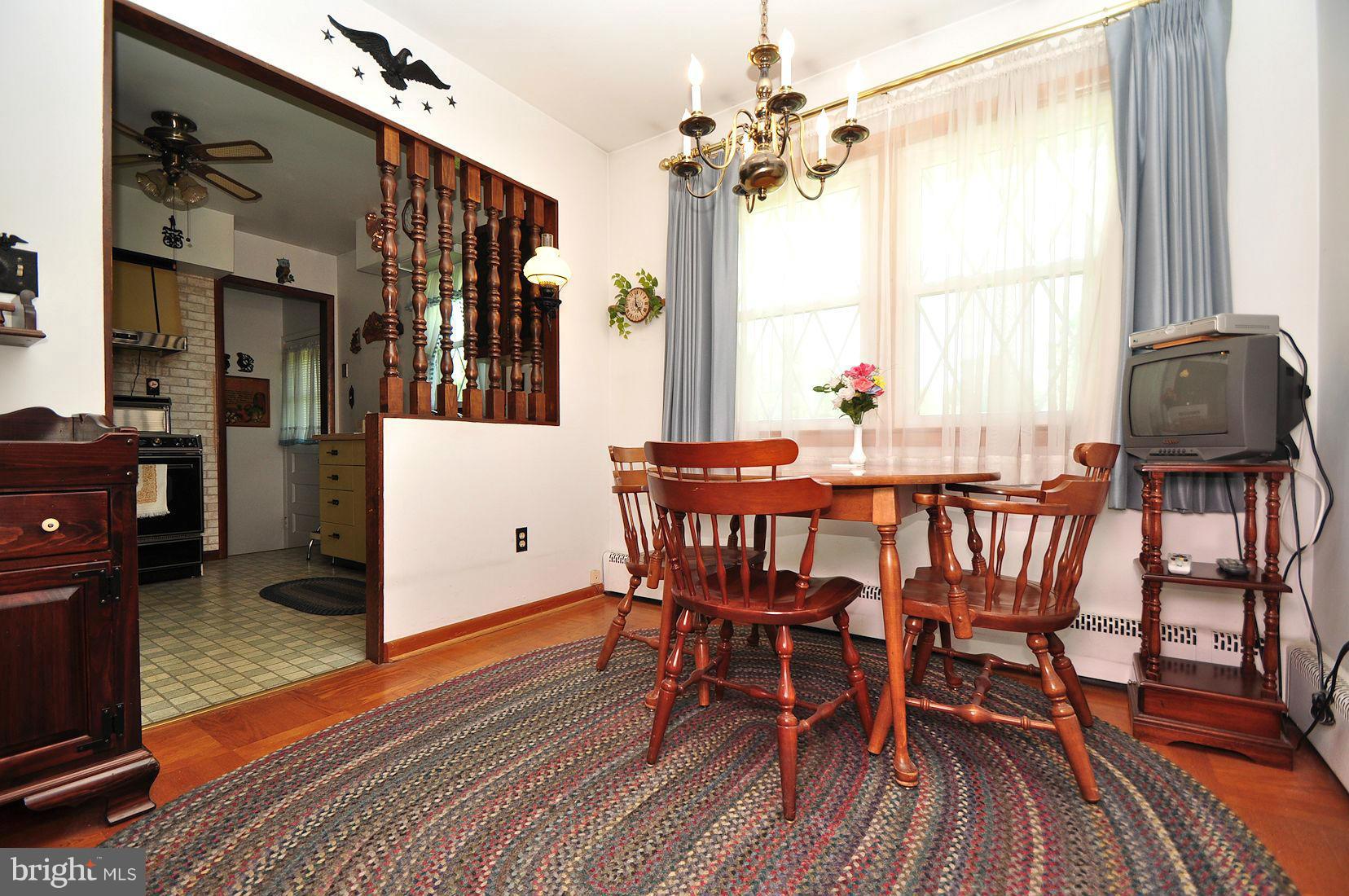 5902 Oakland Road Baltimore, MD 21227 - Photo 12 of 23 Dining Room