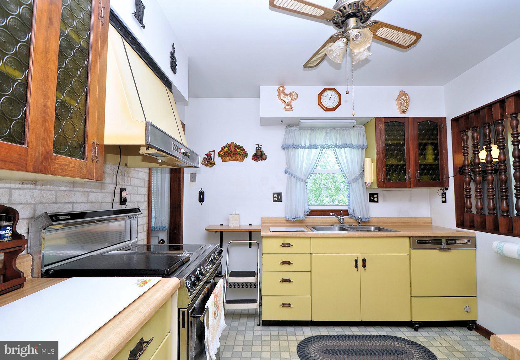 5902 Oakland Road Baltimore, MD 21227 - Photo 14 of 23 Kitchen