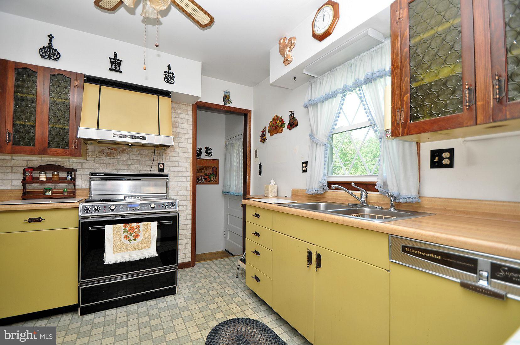 5902 Oakland Road Baltimore, MD 21227 - Photo 15 of 23 Kitchen