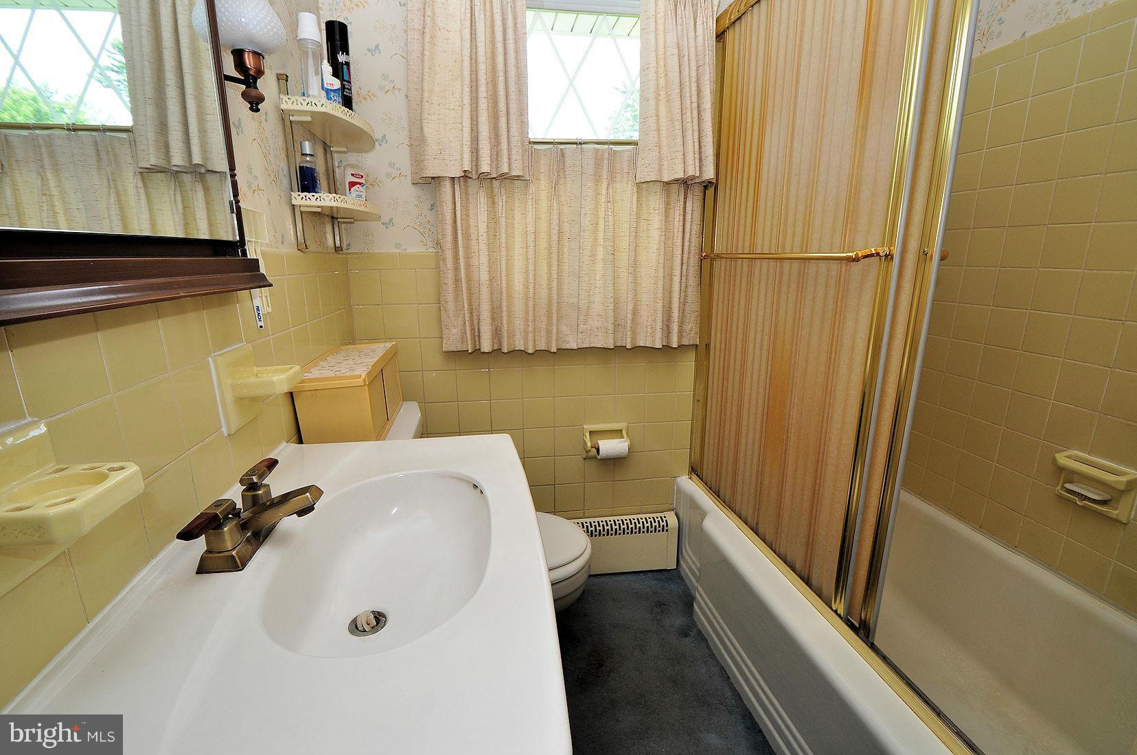 5902 Oakland Road Baltimore, MD 21227 - Photo 16 of 23 Bath