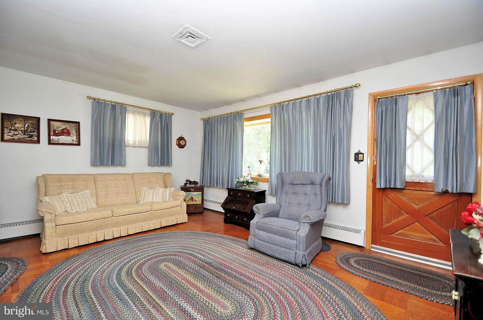 5902 Oakland Road Baltimore, MD 21227 - Photo 8 of 23 Living Room