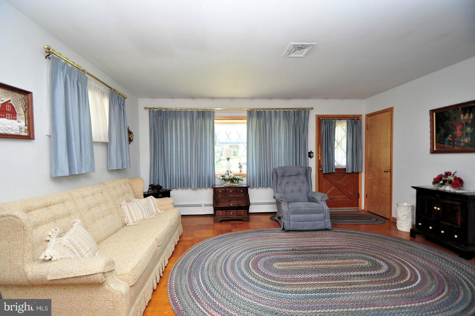 5902 Oakland Road Baltimore, MD 21227 - Photo 9 of 23 Living Room