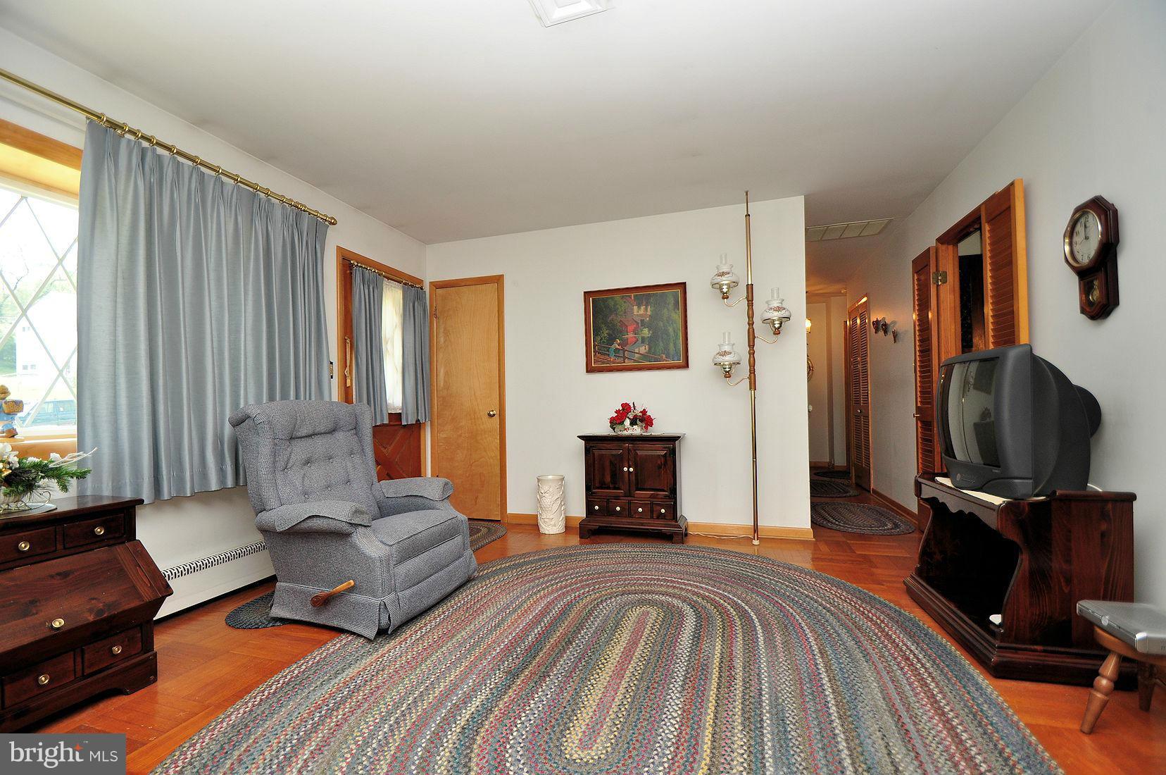 5902 Oakland Road Baltimore, MD 21227 - Photo 10 of 23 Living Room
