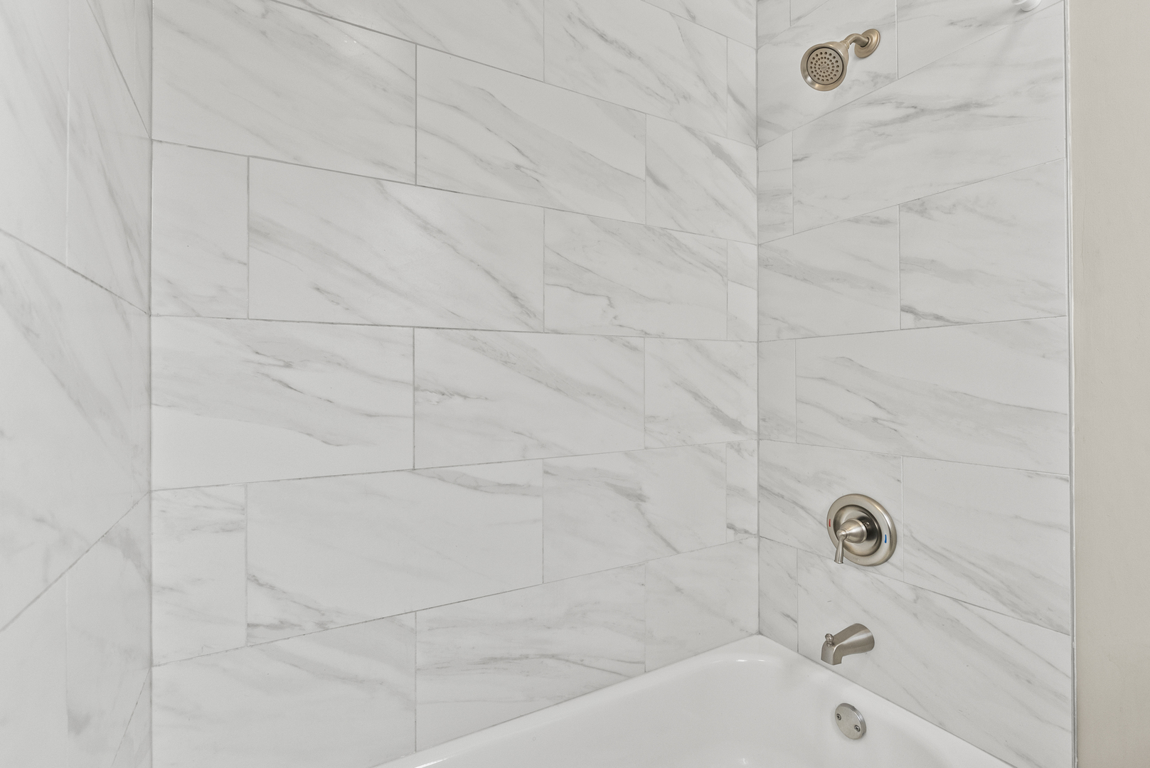 503 West 81st Street Chicago, IL 60620 - Photo 16 of 29 a bathroom with a bathtub