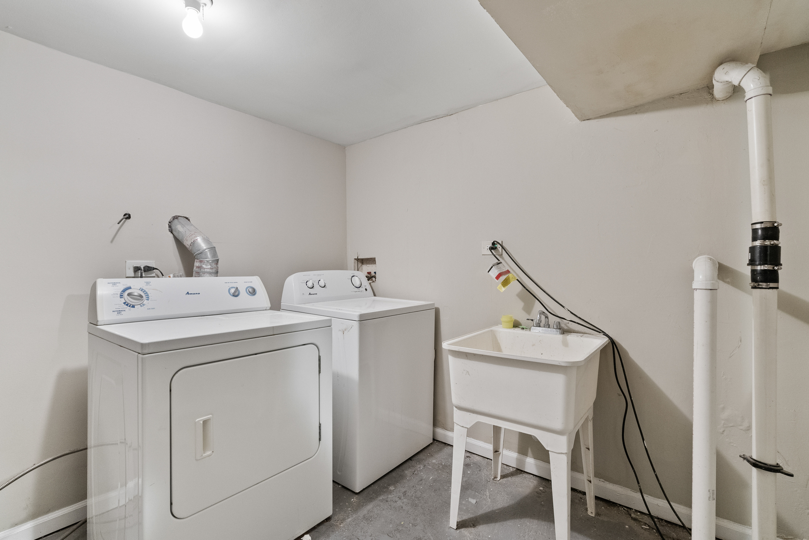 503 West 81st Street Chicago, IL 60620 - Photo 6 of 29 a utility room with dryer and washer