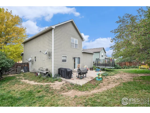 a view of a house with backyard