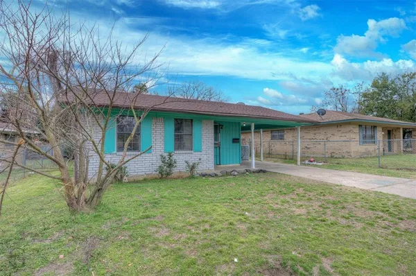 a view of a house with a yard