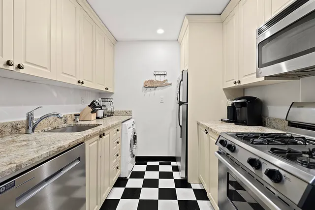 $7,150,000 | 27 West 9th Street | Greenwich Village