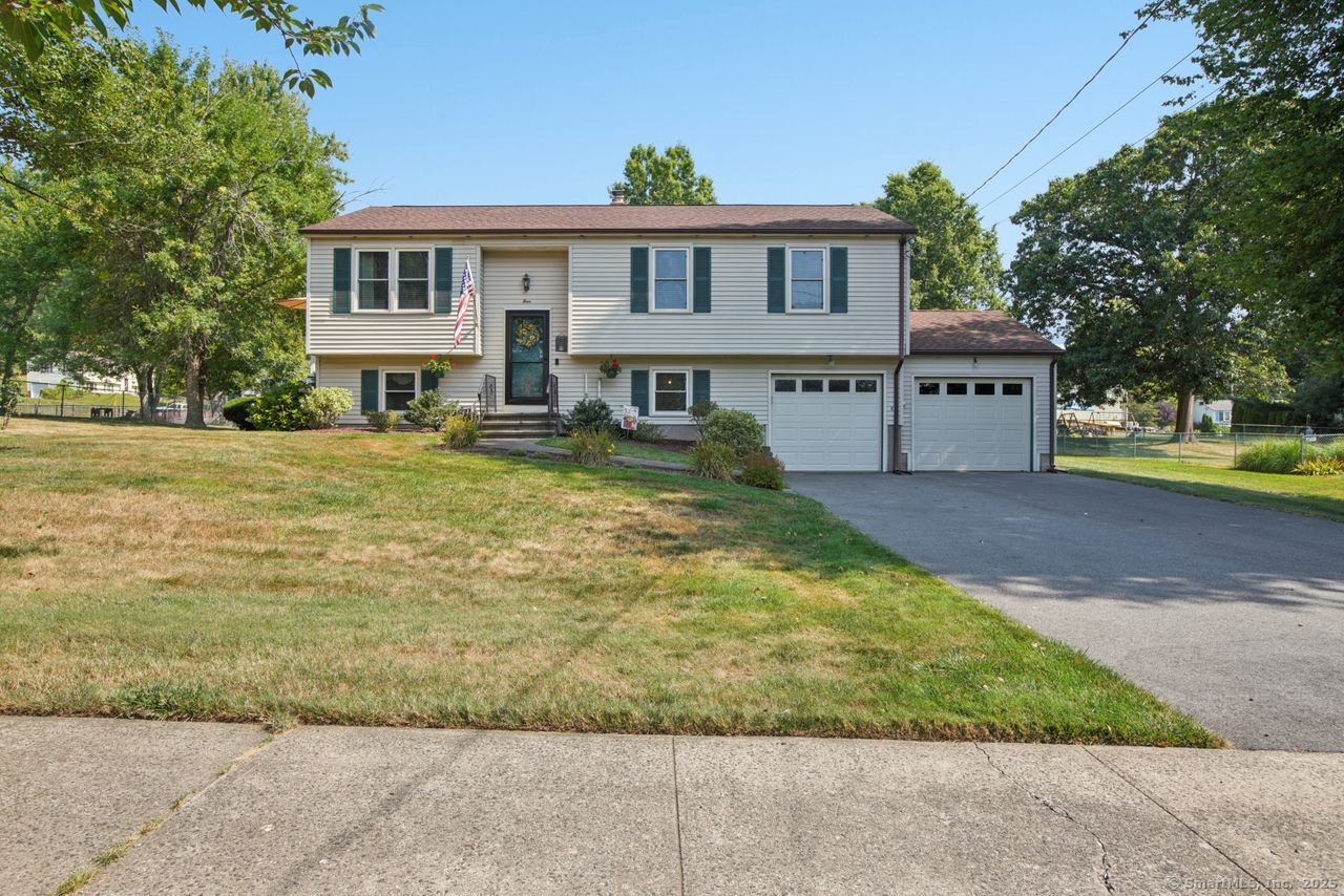 a view of a yard in front of a house