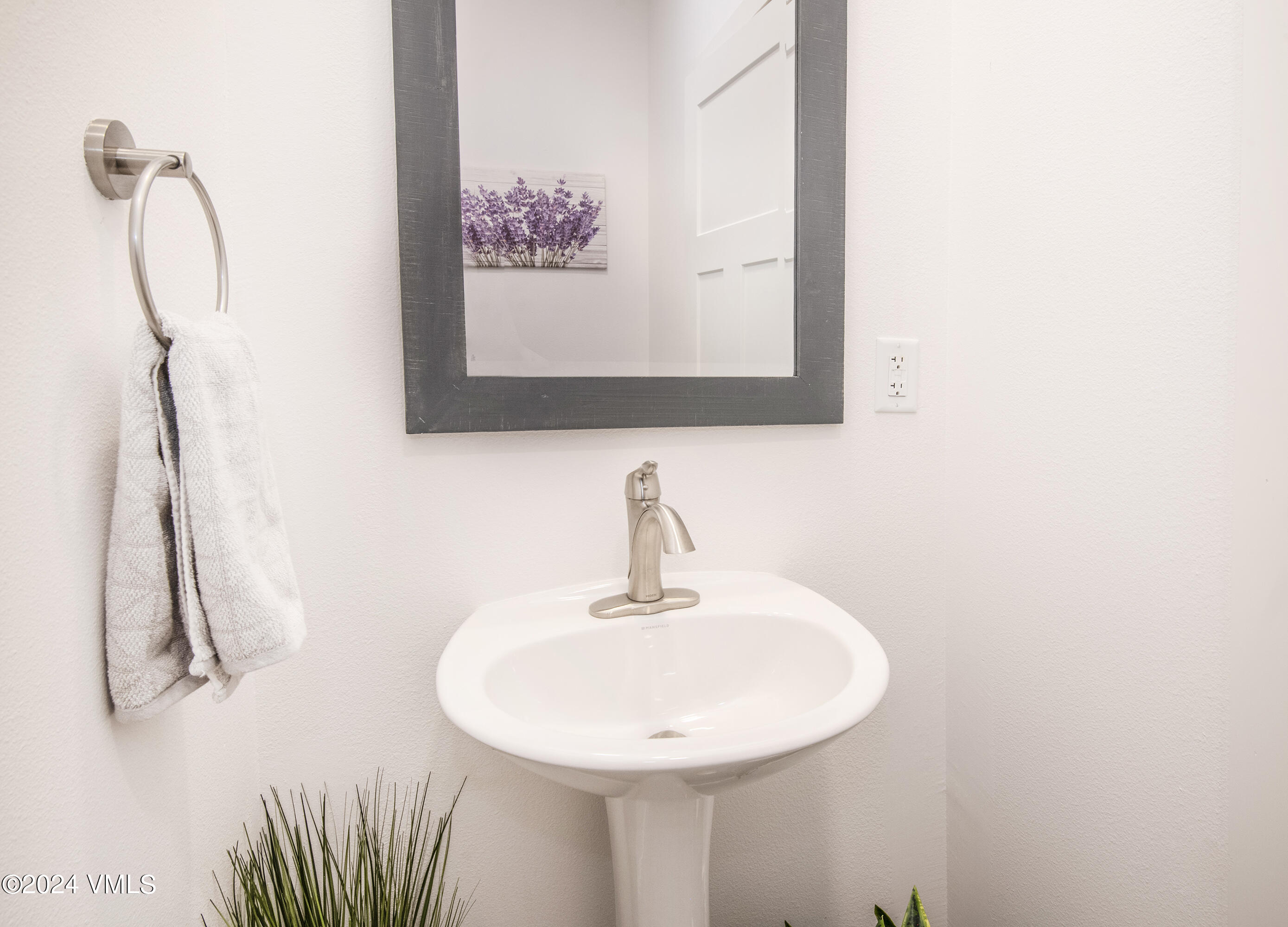 36 Eagle Landing Way Eagle, CO 81631 - Photo 6 of 36 a bathroom with a sink and a mirror