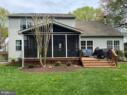 a view of a house with backyard
