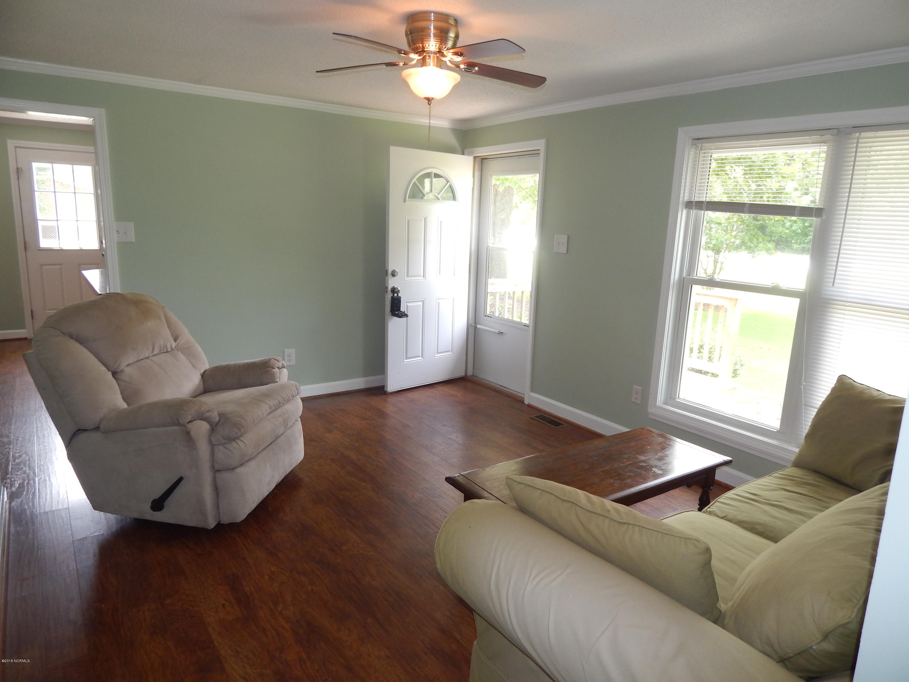 2411 Mayberry Loop Road Morehead City, NC 28557 - Photo 3 of 23 Living room