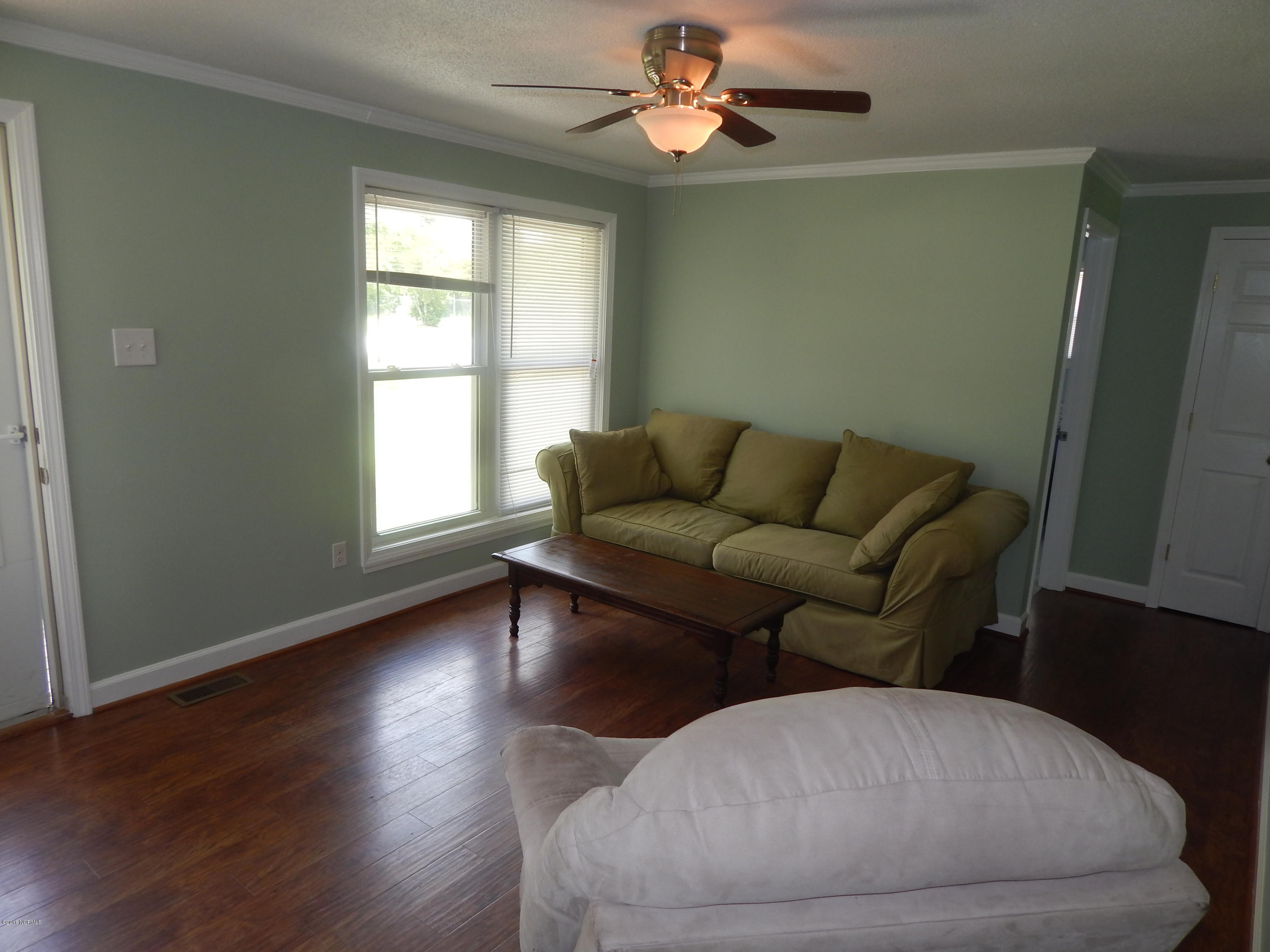 2411 Mayberry Loop Road Morehead City, NC 28557 - Photo 4 of 23 Living room