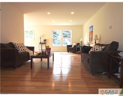 7 Hawthorne Road Piscataway, NJ 08854 - Photo 4 of 15 Gallery Image 4