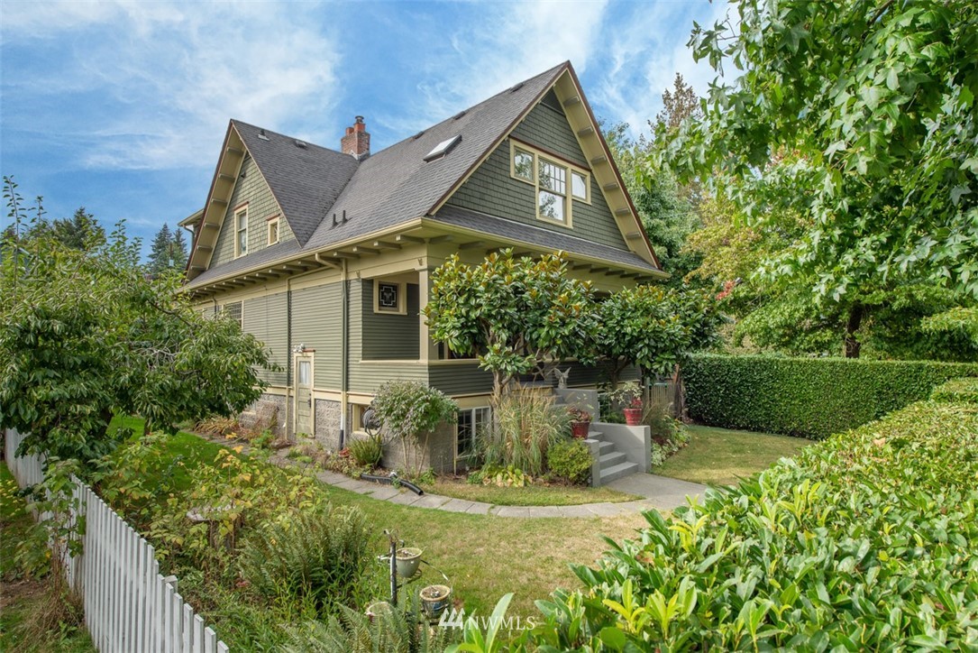 6417 Linden Avenue North Seattle, WA 98103 - Photo 2 of 25 Gallery Image 2