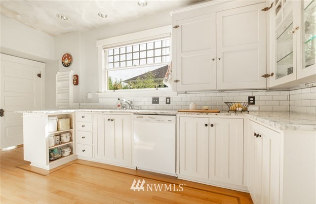 6417 Linden Avenue North Seattle, WA 98103 - Photo 11 of 25 Gallery Image 11