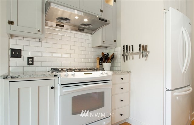 6417 Linden Avenue North Seattle, WA 98103 - Photo 12 of 25 Gallery Image 12