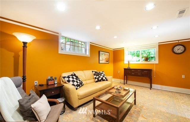 6417 Linden Avenue North Seattle, WA 98103 - Photo 20 of 25 Gallery Image 20