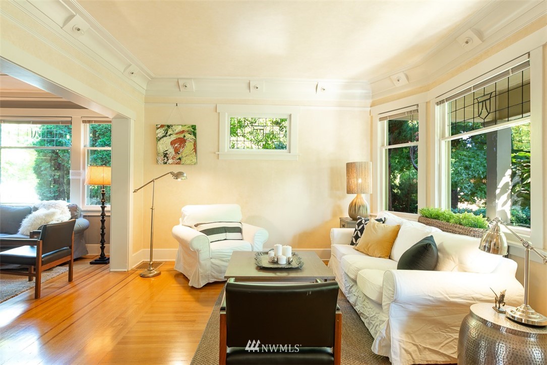 6417 Linden Avenue North Seattle, WA 98103 - Photo 3 of 25 Gallery Image 3