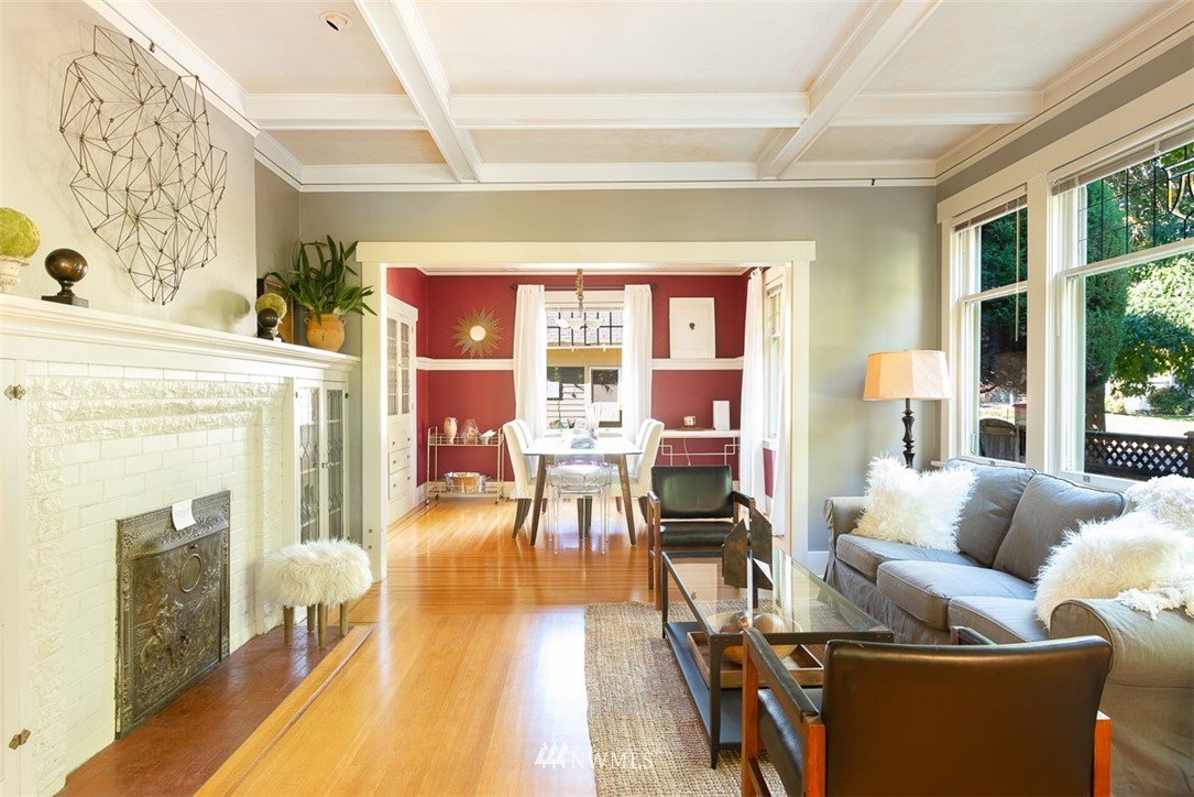 6417 Linden Avenue North Seattle, WA 98103 - Photo 6 of 25 Gallery Image 6