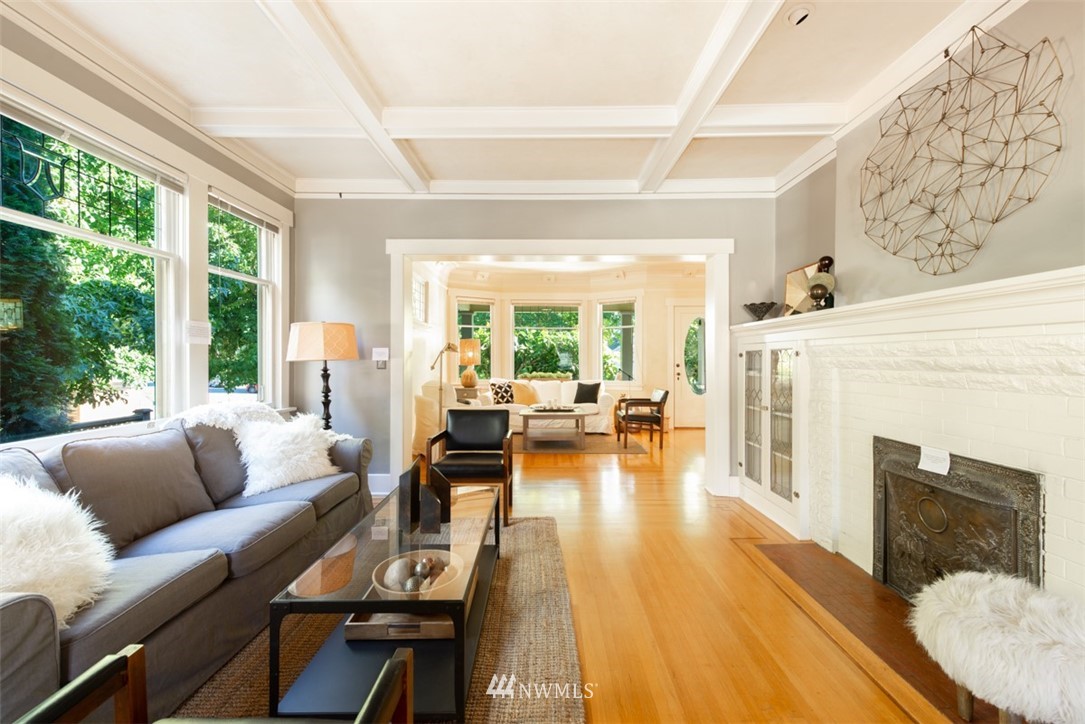 6417 Linden Avenue North Seattle, WA 98103 - Photo 8 of 25 Gallery Image 8