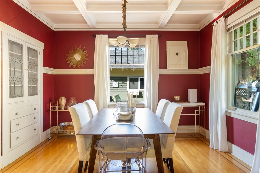 6417 Linden Avenue North Seattle, WA 98103 - Photo 9 of 25 Gallery Image 9