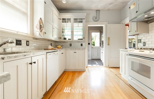 6417 Linden Avenue North Seattle, WA 98103 - Photo 10 of 25 Gallery Image 10