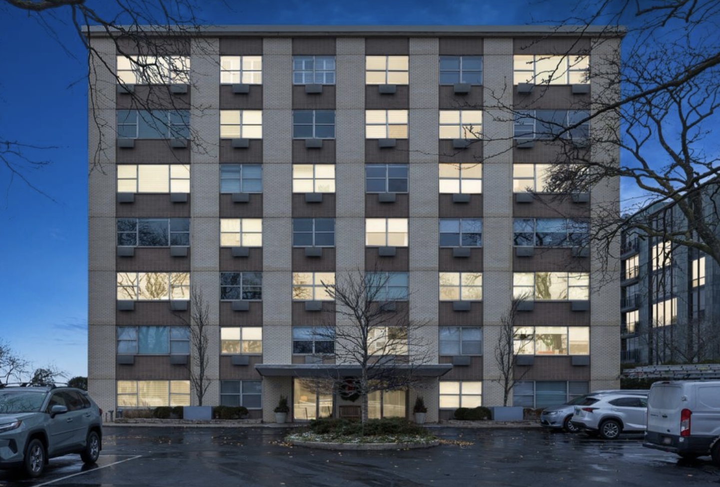 1440 Sheridan Road, Unit 501 Wilmette, IL 60091 - Photo 20 of 20 a building that has a lots of windows on it