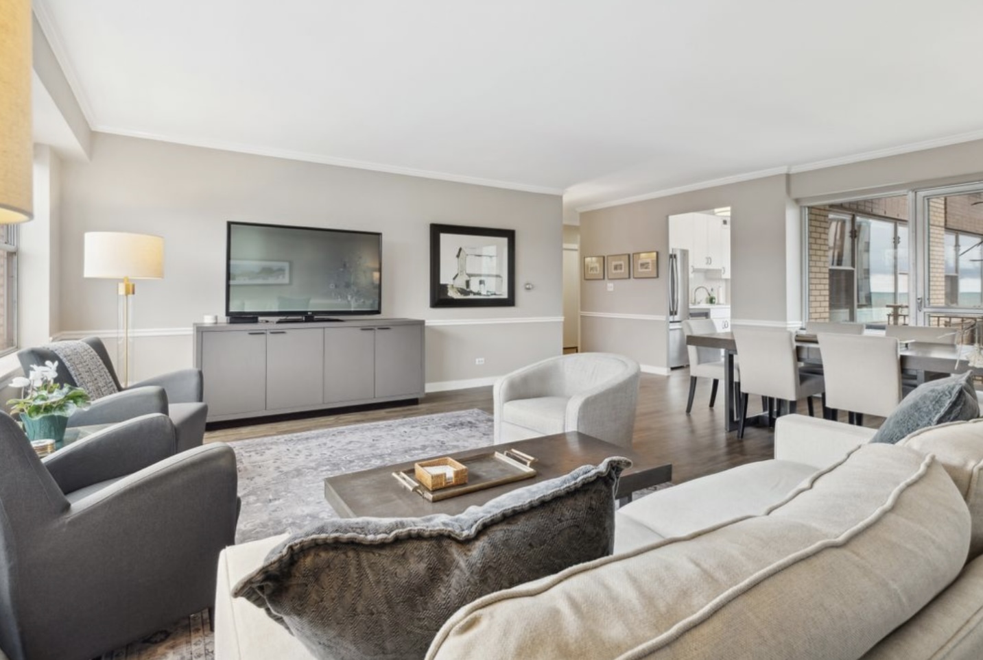 1440 Sheridan Road, Unit 501 Wilmette, IL 60091 - Photo 7 of 20 a living room with furniture and a flat screen tv