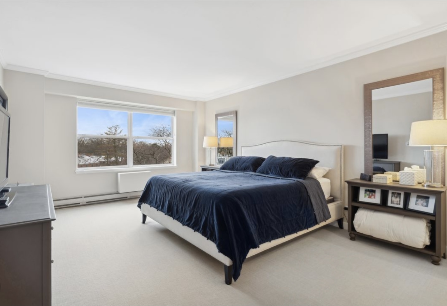 1440 Sheridan Road, Unit 501 Wilmette, IL 60091 - Photo 9 of 20 a spacious bedroom with a bed and window