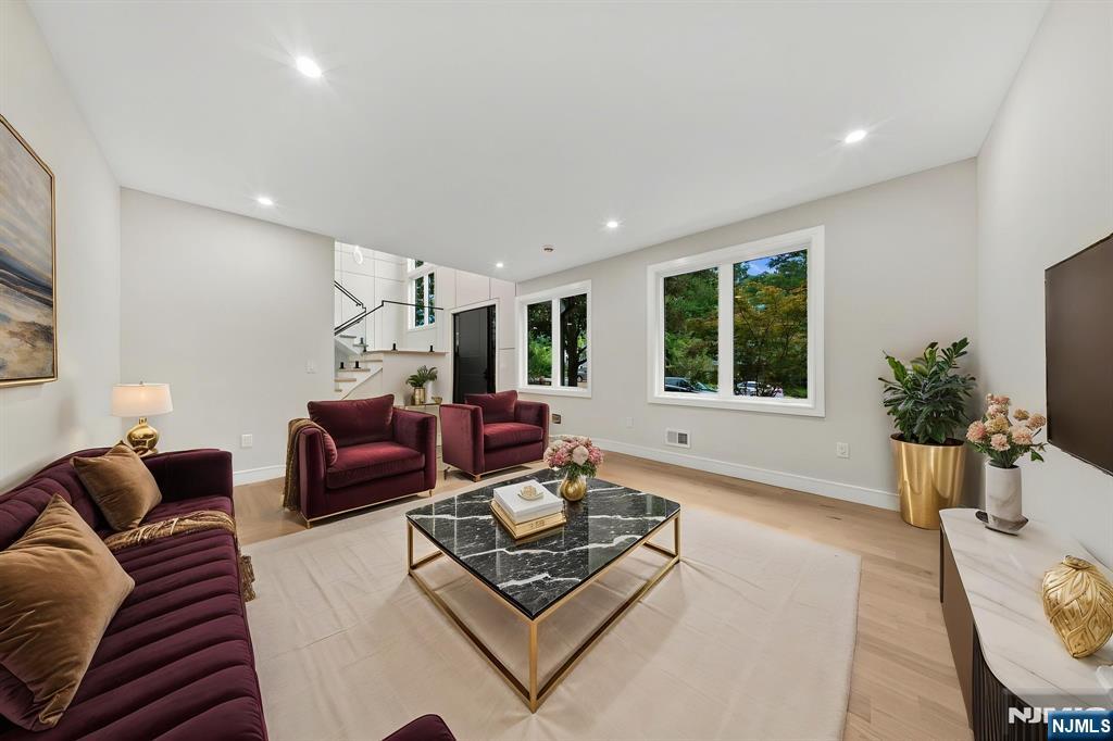914 Hammond Road Ridgewood, NJ 07450 - Photo 9 of 50 Gallery Image 9