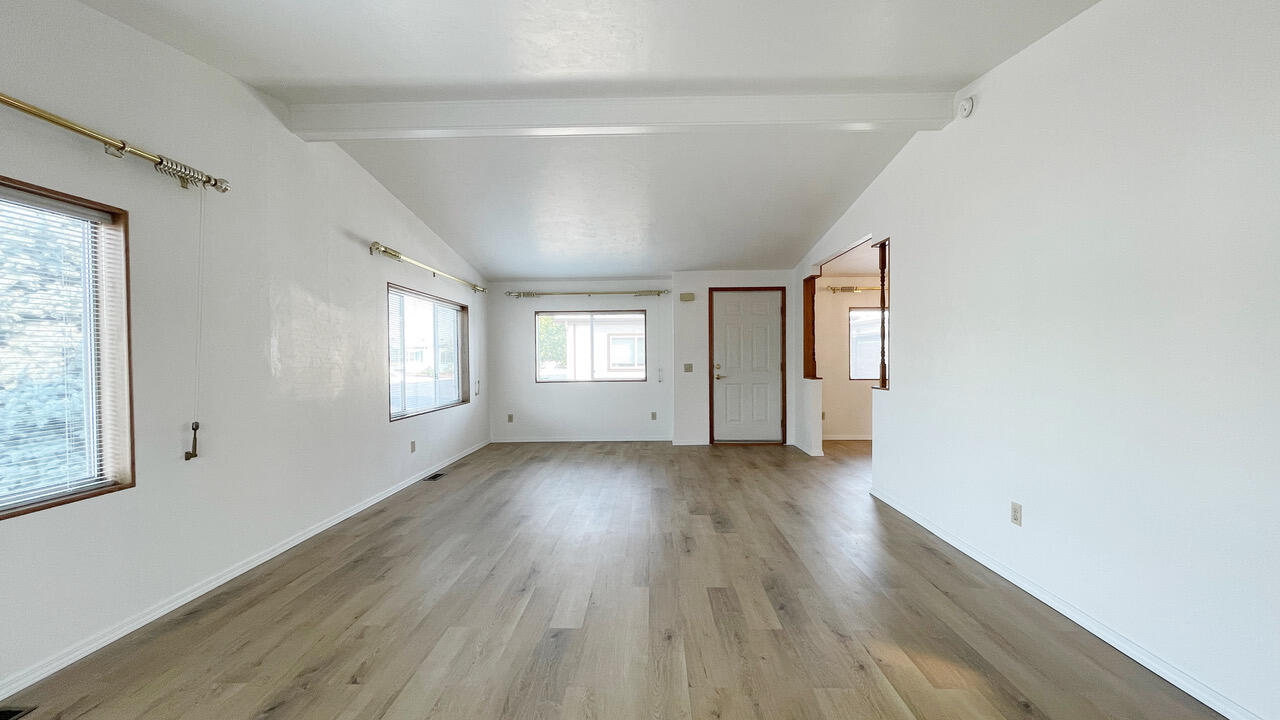 555 Freeman Road, Unit 60 Central Point, OR 97502 - Photo 2 of 24 interior