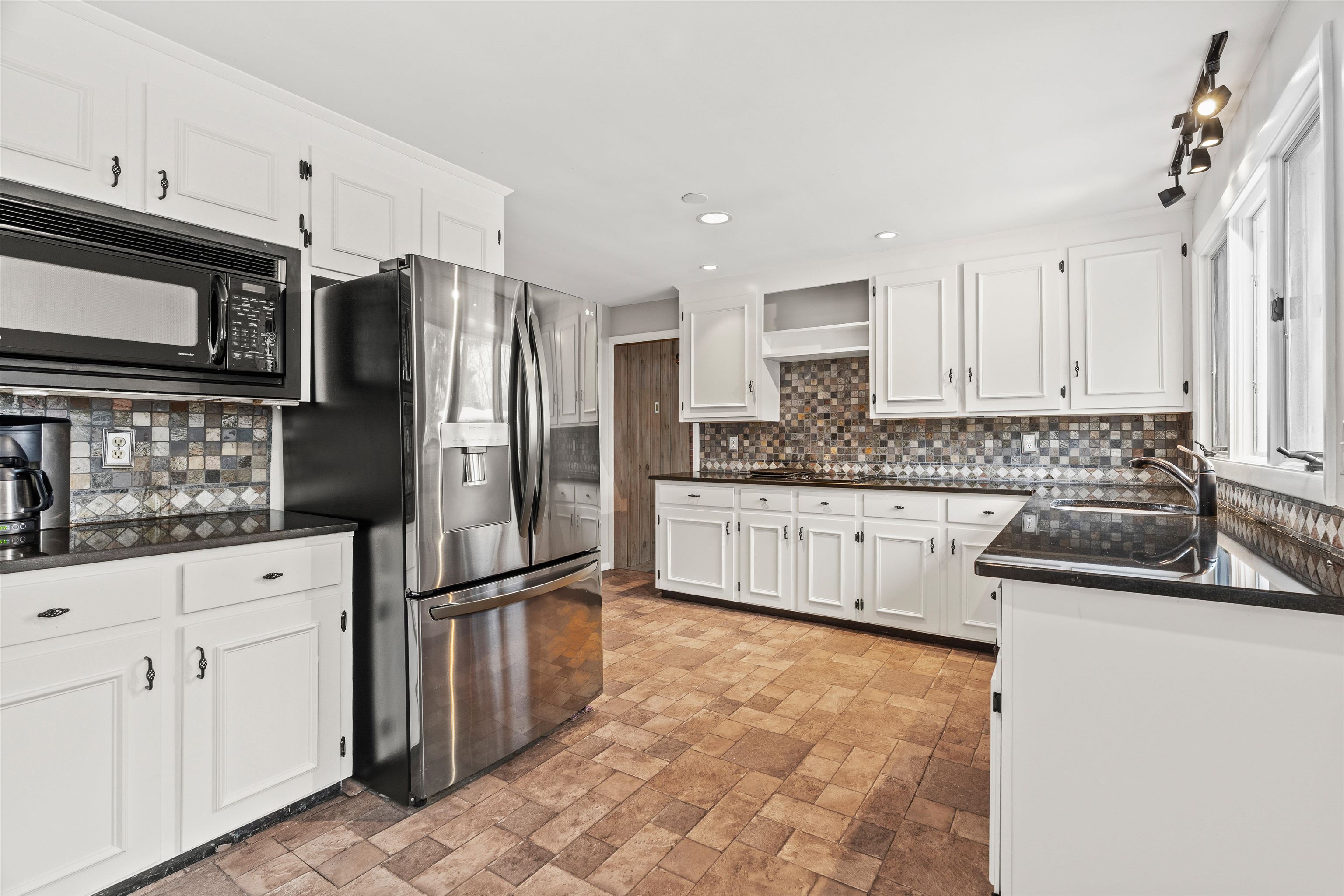 151 North Acres Road Manchester, NH 03104 - Photo 18 of 51 Gallery Image 18