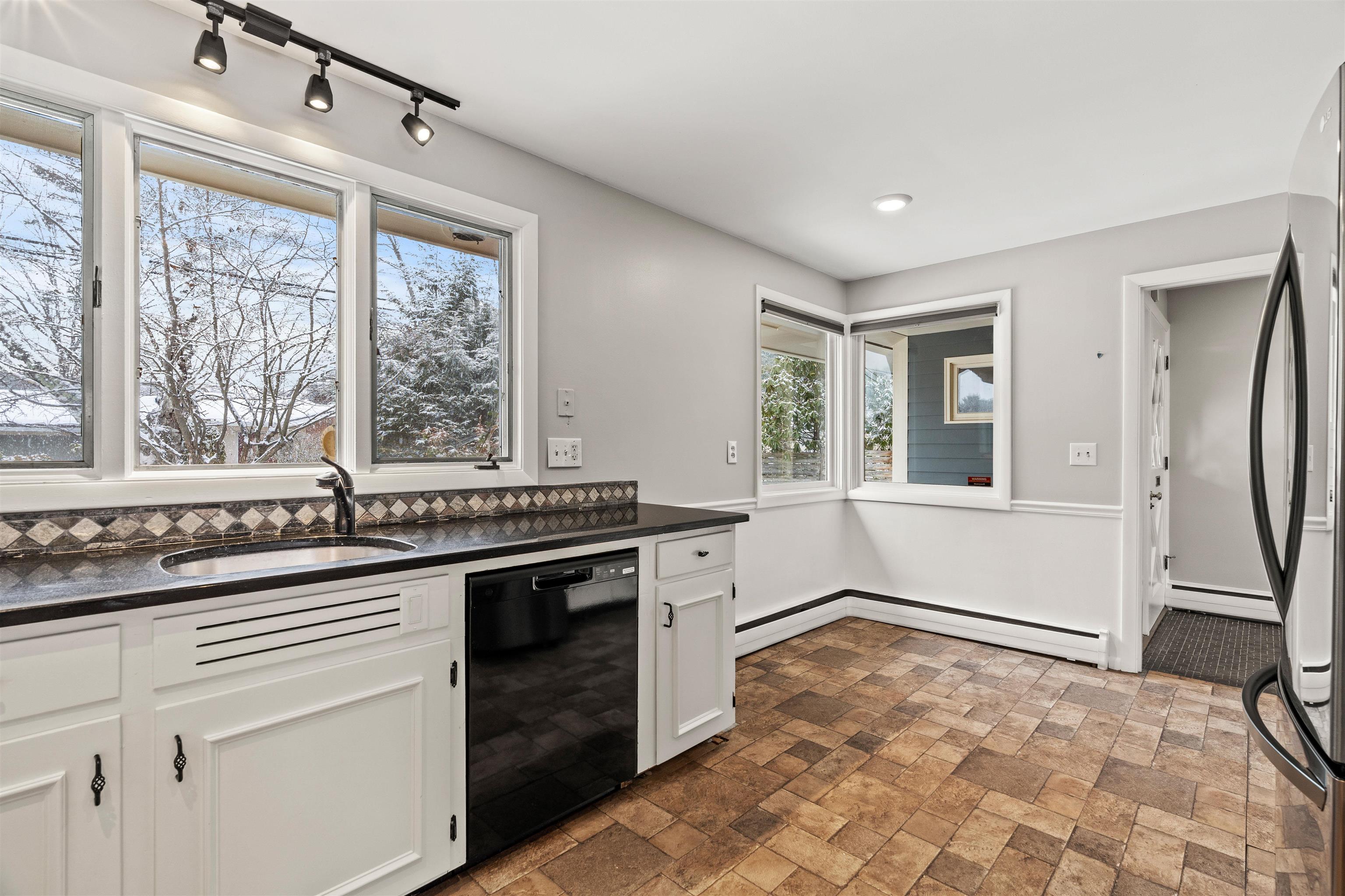 151 North Acres Road Manchester, NH 03104 - Photo 4 of 51 Gallery Image 4