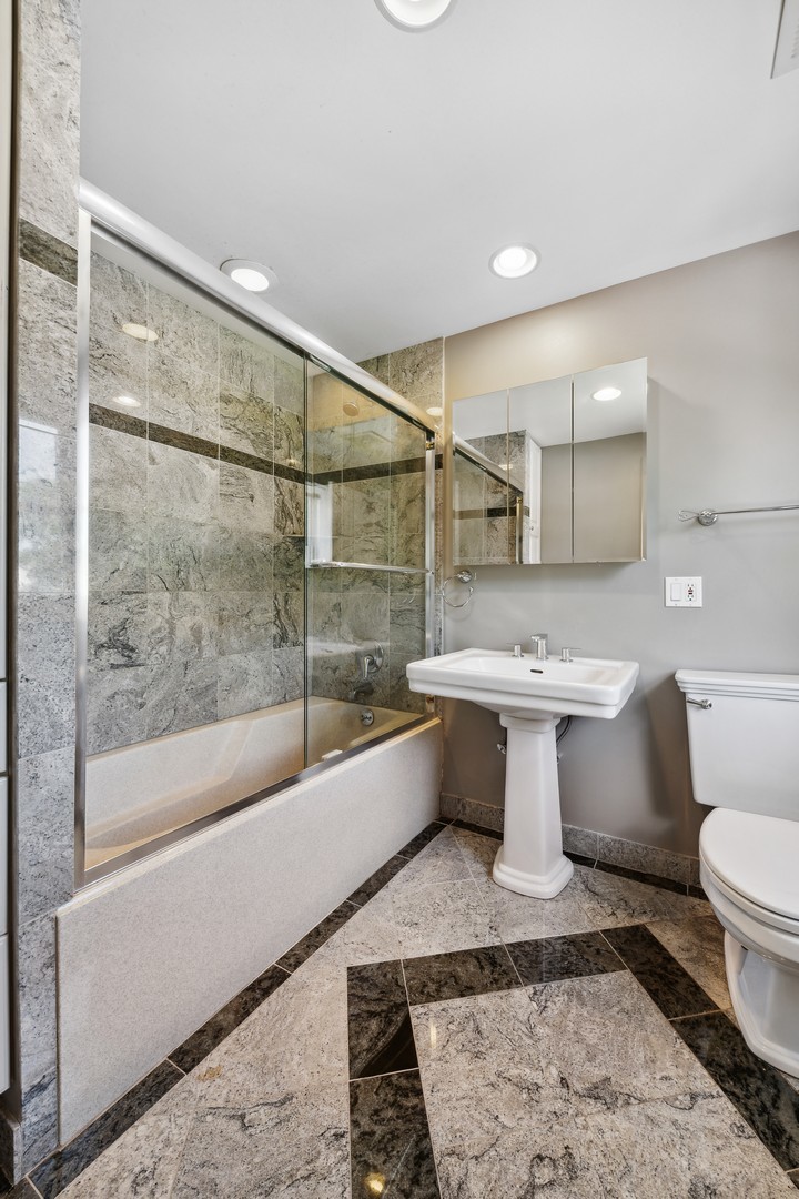 3080 Koepke Road Northbrook, IL 60062 - Photo 28 of 66 a bathroom with a bathtub sink and toilet