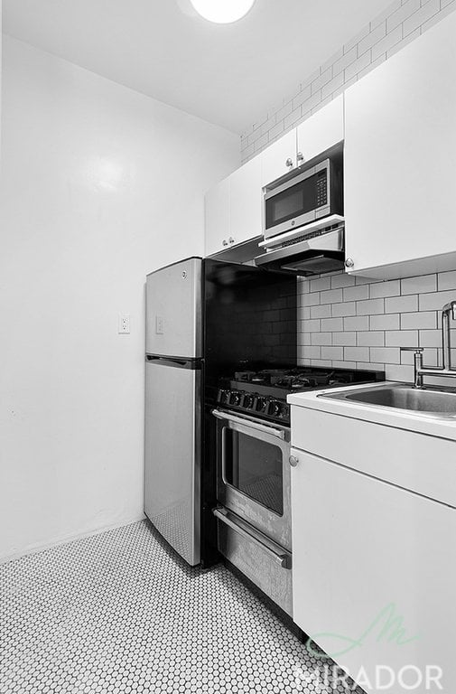 425 East 74th Street, Unit 2B Manhattan, NY 10021 - Photo 2 of 4