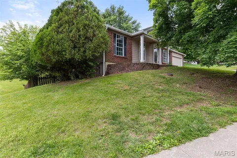$275,000 | 16118 Castlerea Boulevard, Ellisville, MO 63021