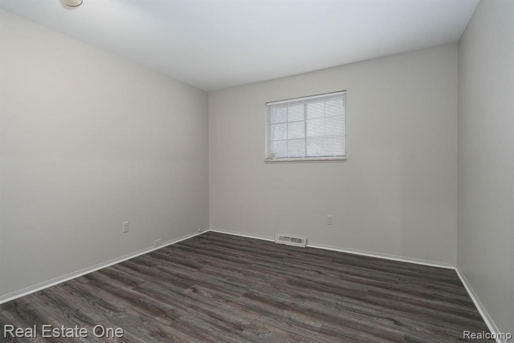 2745 Emmons Avenue Rochester Hills, MI 48307 - Photo 23 of 25