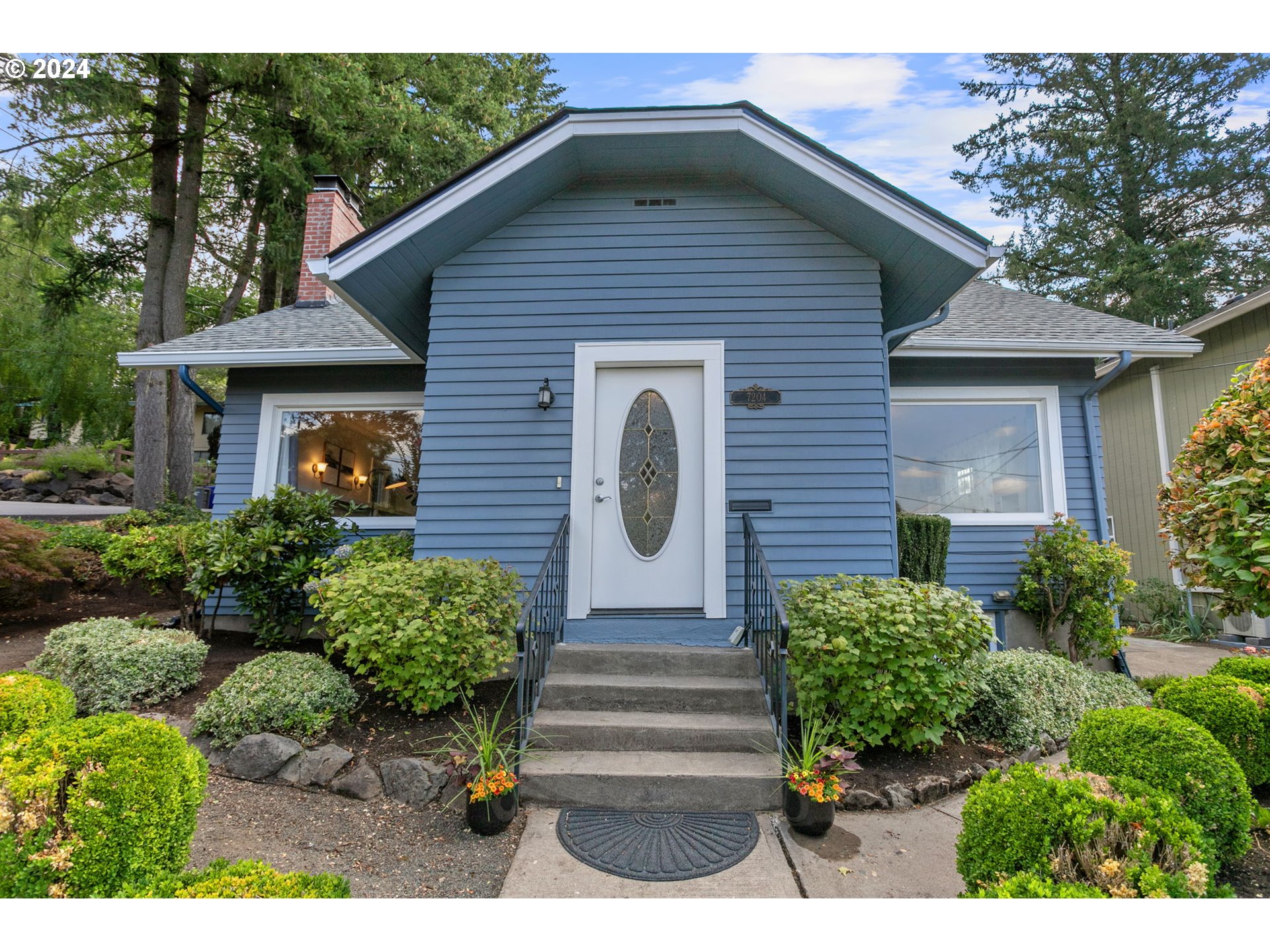 7204 Southwest 33rd Avenue Portland, OR 97219 - Photo 1 of 40 Gallery Image 1